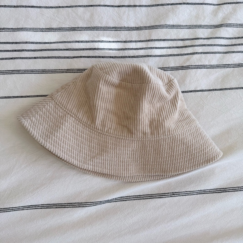GAP beige corduroy bucket hat